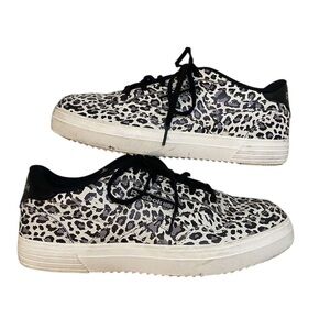 Woman’s Reebok Club MEMT Sneakers